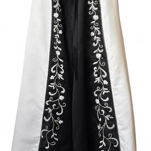 Masquerade Black & White Embroidered Halter Corset-Back Gown Sz 7/8 - Picture 8 of 8